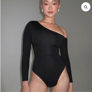 Ta3 Black off the shoulder Bodysuit